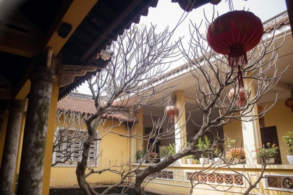 Không gian chùa tuy nằm giữa phố thị sầm uất nhưng vẫn giữ được sự thanh tịnh, trang nghiêm và cổ kính